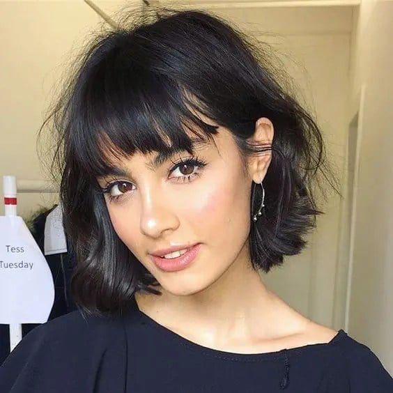 Wavy Collarbone Bob With Textured Bangs — Trendy Black Hair