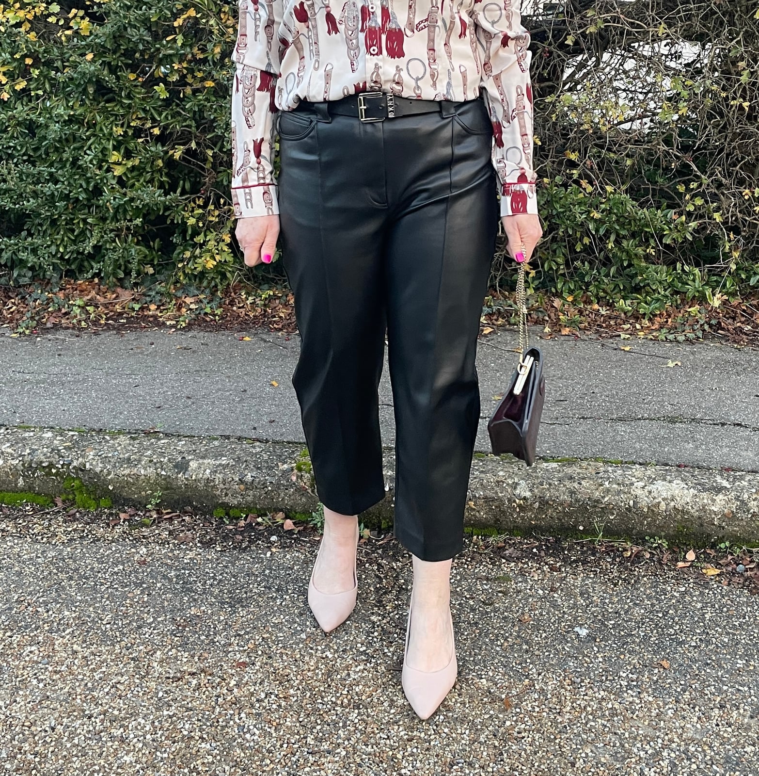 High Waisted Straight Leg Faux Leather Trousers with Printed Shirt High Waisted Straight Leg Faux Leather Trousers with Printed Shirt — Trendy Black Leather Pants Outfit
