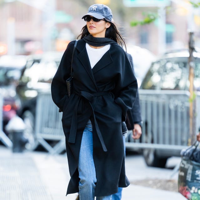 Black Oversized Coat Over Jeans and T-Shirt — Trendy Black Outfits