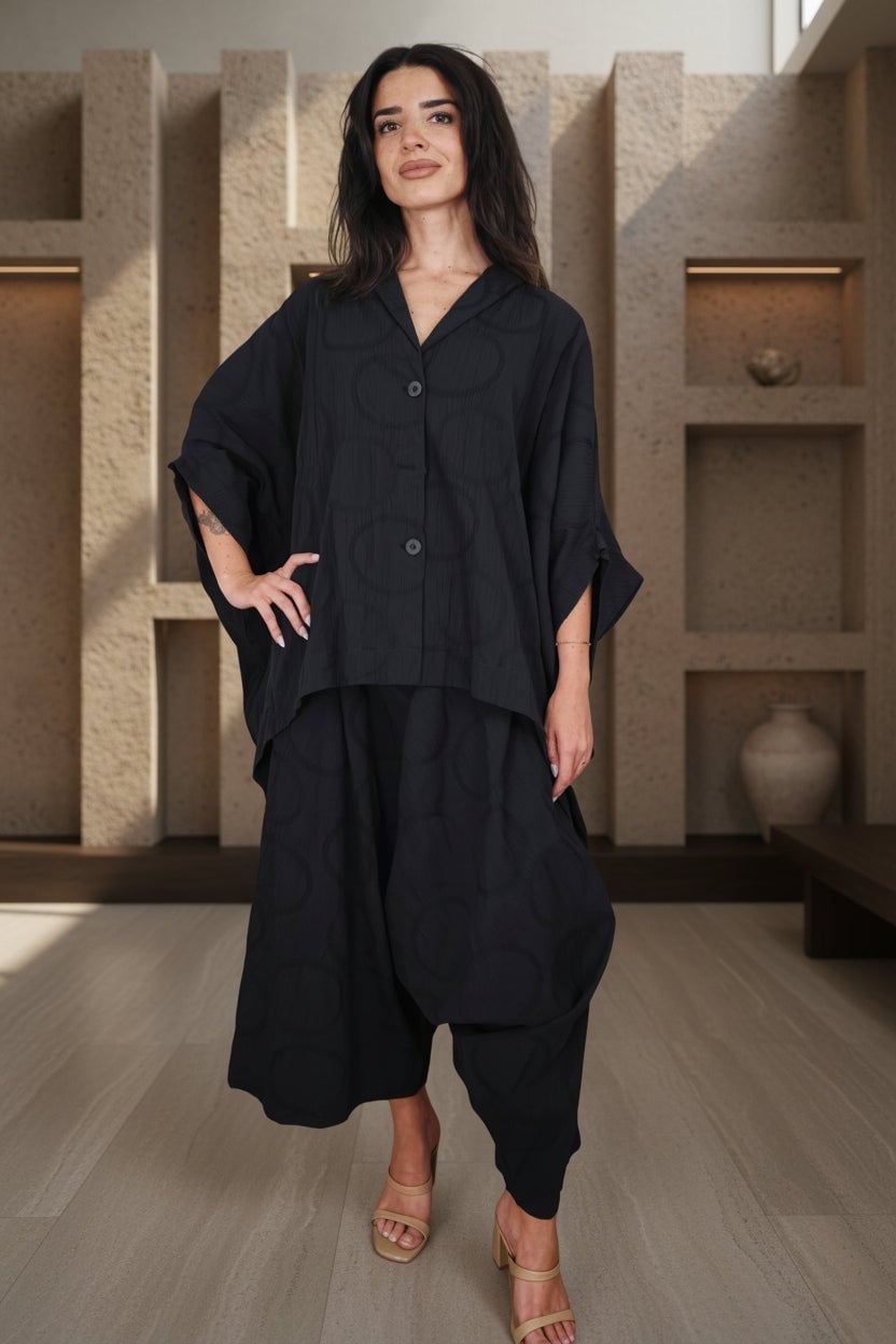 Monochromatic Black Balloon Trousers with Collared Shirt Monochromatic Black Balloon Trousers with Collared Shirt — Trendy Black Trousers Outfit