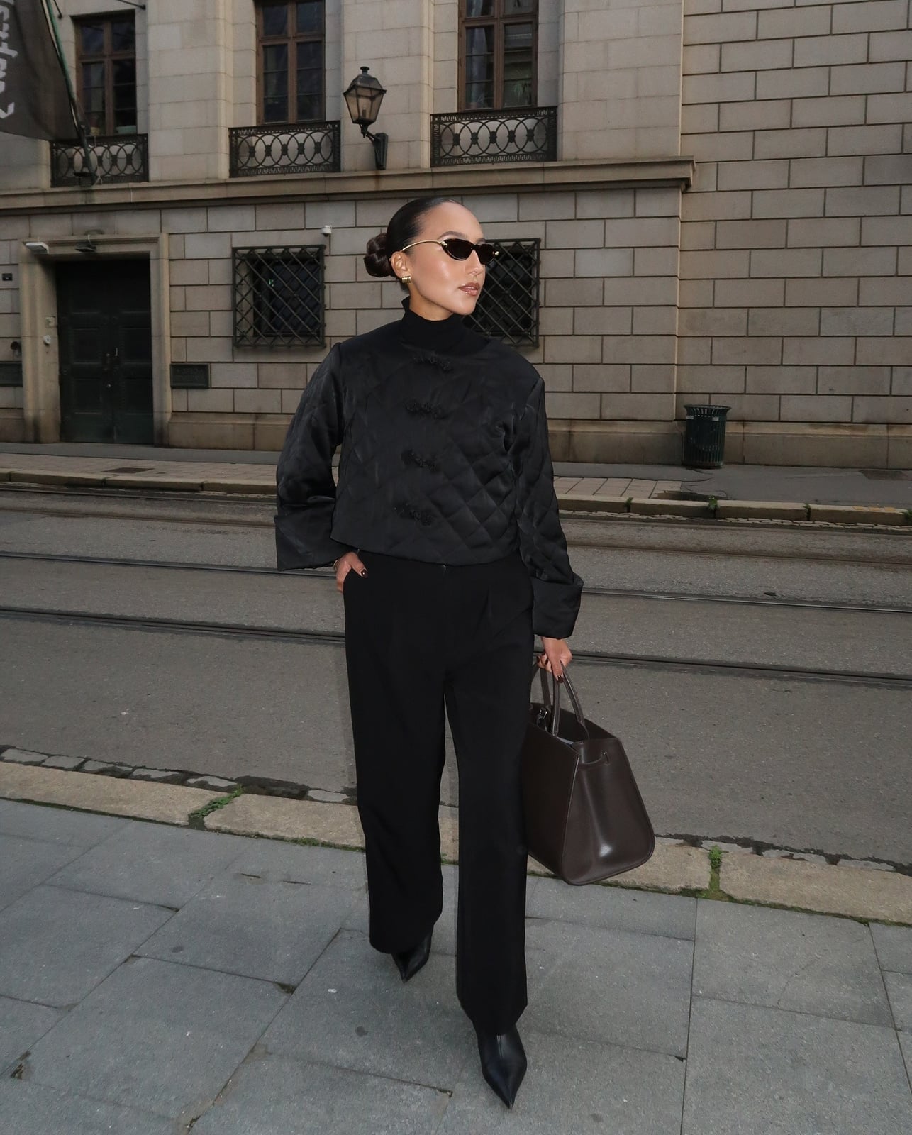 Monochromatic Black Wide Leg Trousers with Quilted Jacket Monochromatic Black Wide Leg Trousers with Quilted Jacket — Trendy Black Trousers Outfit