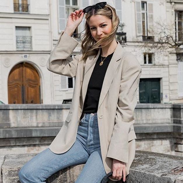 Oversized Beige Linen Blazer with T-Shirt and Jeans — Trendy Blazer Outfits