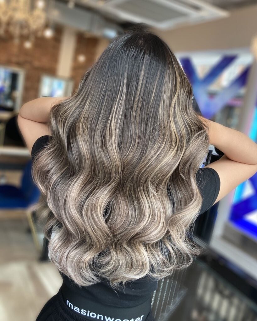 Mid-Back Ash Blonde Balayage Blowout, Middle Mid-Back Ash Blonde Balayage Blowout, Middle — Trendy Blonde Balayage