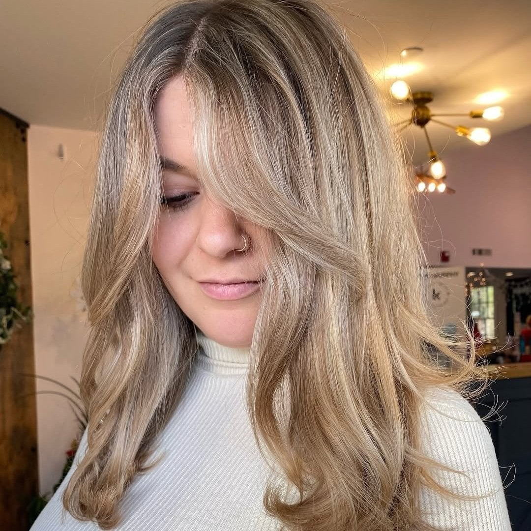 Shoulder Length Blonde Balayage With Bangs Shoulder Length Blonde Balayage With Bangs — Trendy Blonde Balayage
