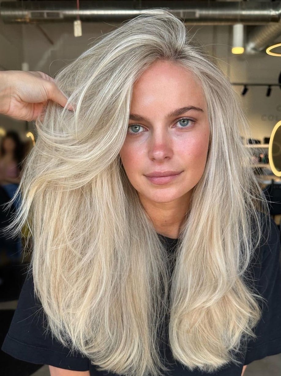 Collarbone Ash Blonde Balayage With Fringe Collarbone Ash Blonde Balayage With Fringe — Trendy Blonde Balayage