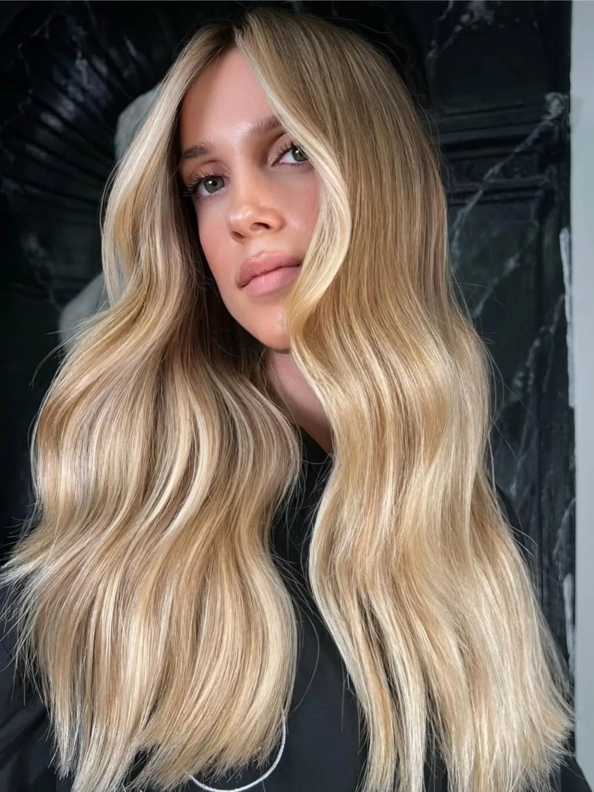 Mid-Back Beige Blonde Balayage With Curtain Bangs, Wavy Mid-Back Beige Blonde Balayage With Curtain Bangs, Wavy — Trendy Blonde Balayage