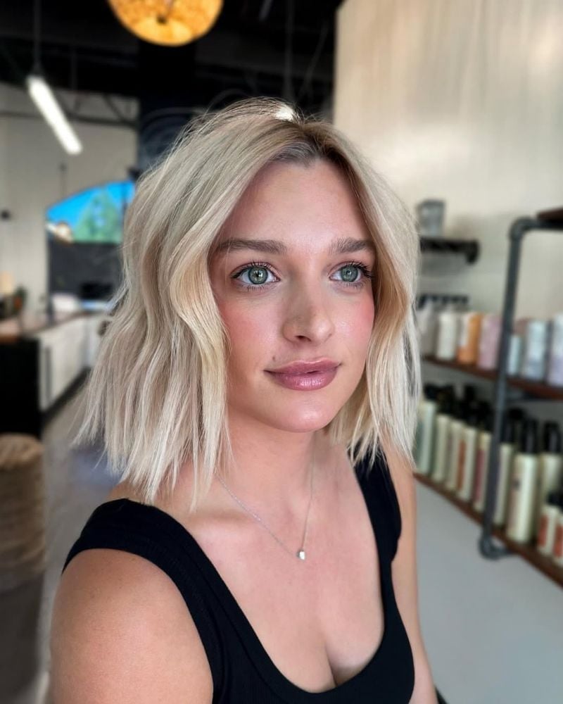 Beige Blonde Collarbone Bob With Loose Waves — Trendy Blonde Bob