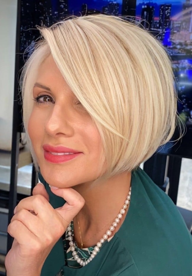 Platinum Bob With Side-Swept Bangs — Trendy Blonde Bob