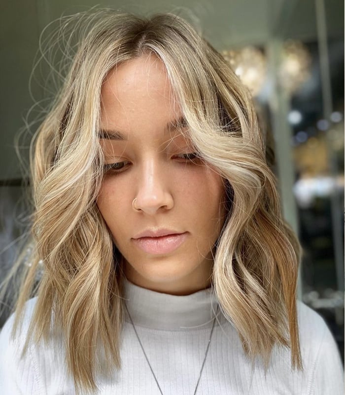 Warm Honey Blonde Lob With Curtain Bangs — Trendy Blonde Lob