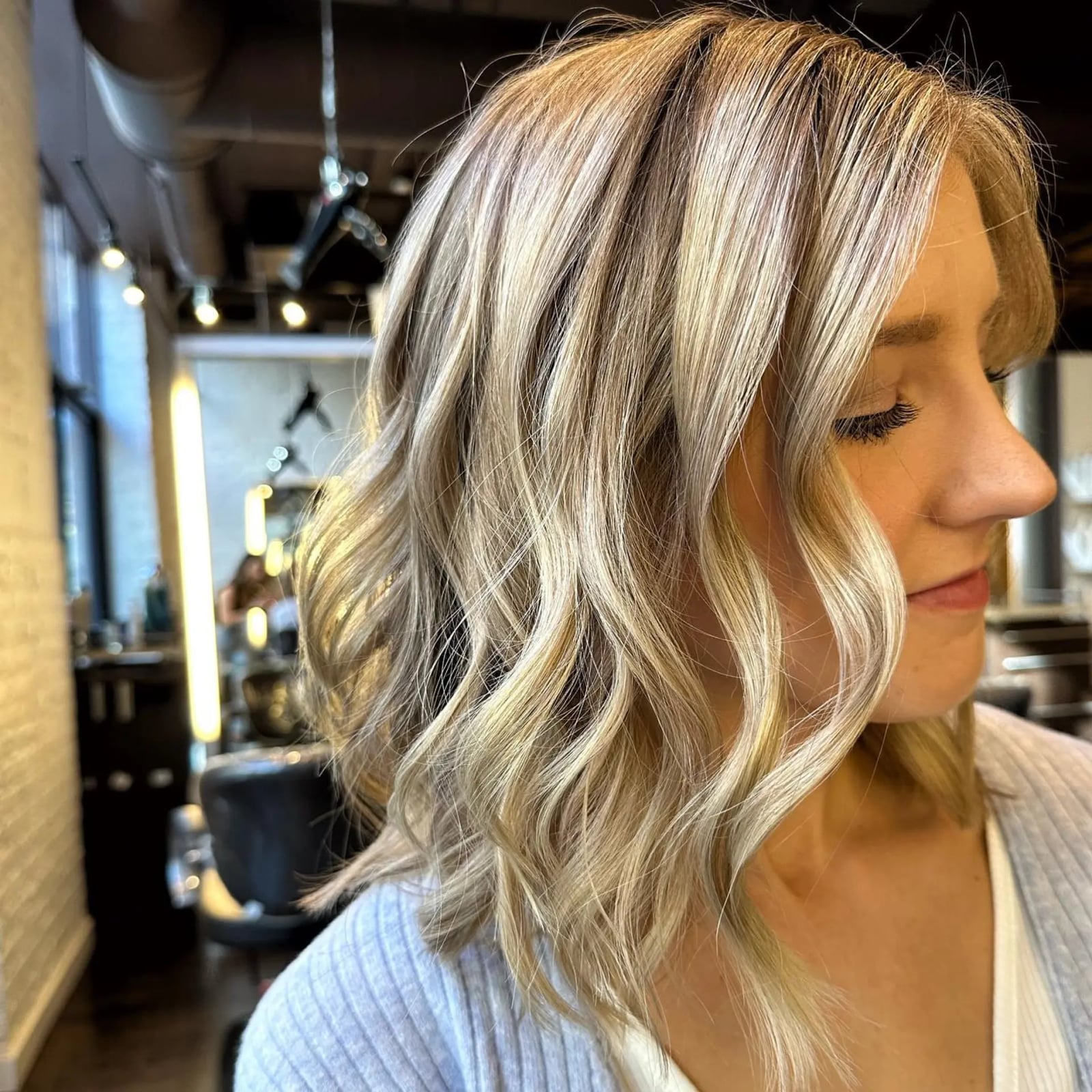 Beige Blonde Lob With Side-Swept Bangs — Trendy Blonde Lob