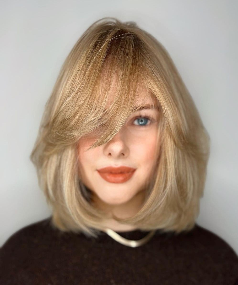 Blonde Shag With Highlights and Curtain Bangs, Collarbone Blonde Shag With Highlights and Curtain Bangs, Collarbone — Trendy Blonde Short Hair
