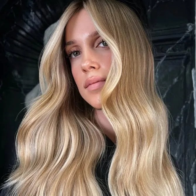 Collarbone Length Golden Blonde Waves Collarbone Length Golden Blonde Waves — Trendy Blonde Wavy Hair