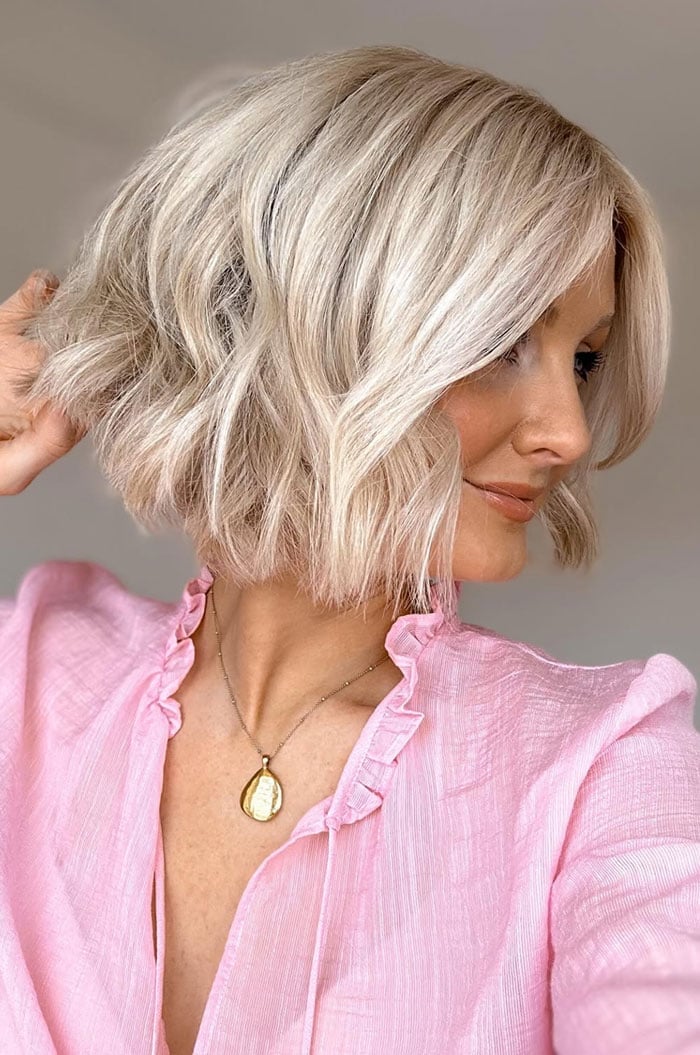 Collarbone Ash Blonde Bob With Soft Waves Collarbone Ash Blonde Bob With Soft Waves — Trendy Blonde Wavy Hair