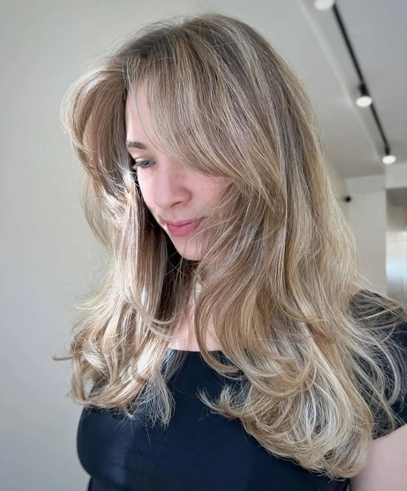 Collarbone Honey Blonde With Highlights Collarbone Honey Blonde With Highlights — Trendy Blonde Wavy Hair