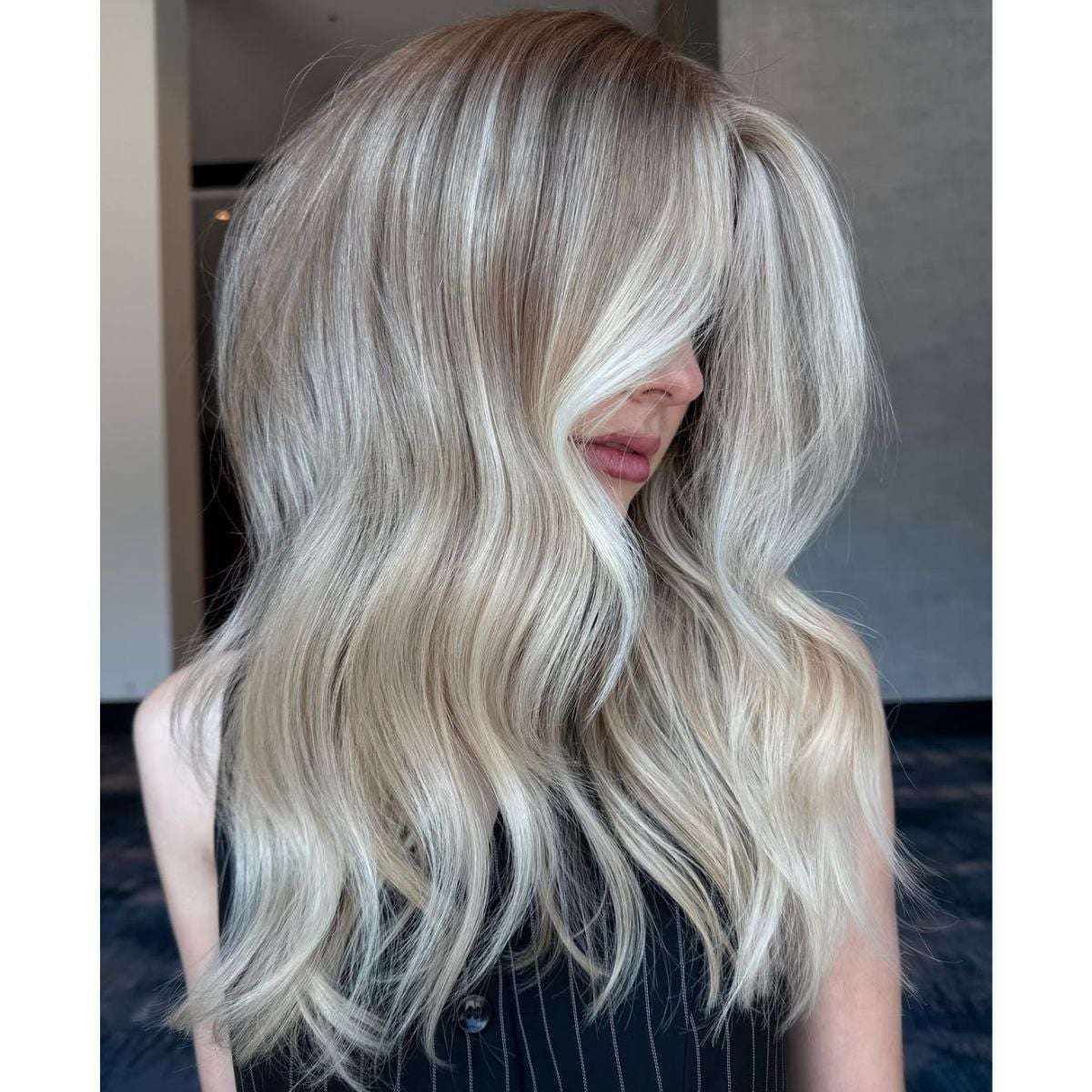 Mid-Back Vanilla Blonde With Money Piece Mid-Back Vanilla Blonde With Money Piece — Trendy Blonde Wavy Hair
