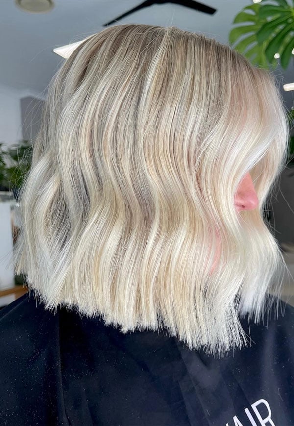 Collarbone Frosty Blonde Blunt Lob Collarbone Frosty Blonde Blunt Lob — Trendy Blonde Wavy Hair