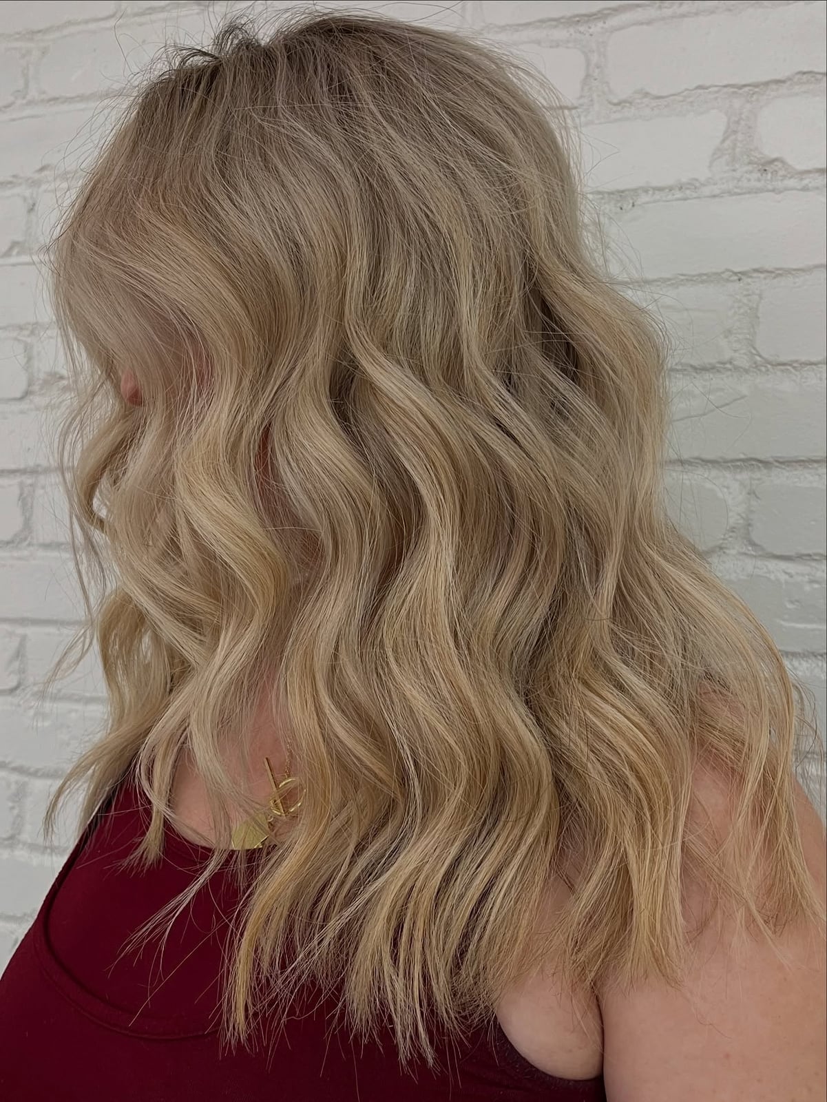 Collarbone Platinum Blonde With Babylights Collarbone Platinum Blonde With Babylights — Trendy Blonde Wavy Hair