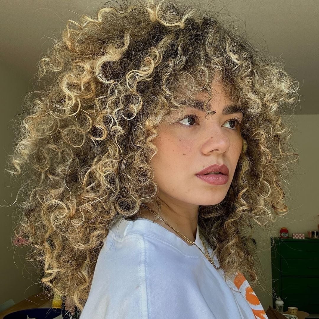 Collarbone Beige Blonde With Subtle Highlights Collarbone Beige Blonde With Subtle Highlights — Trendy Blonde Wavy Hair