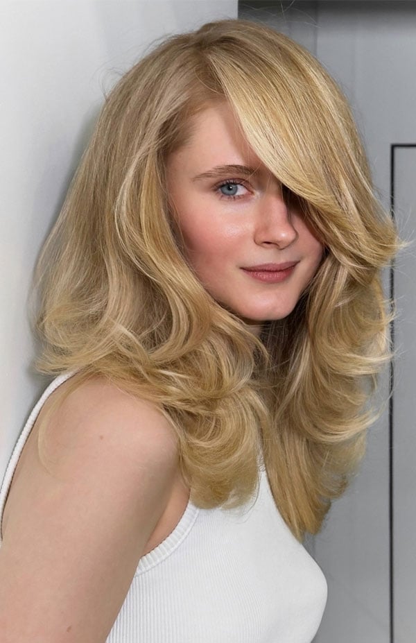 Shoulder Golden Blonde Waves With Face-Framing Shoulder Golden Blonde Waves With Face-Framing — Trendy Blonde Wavy Hair