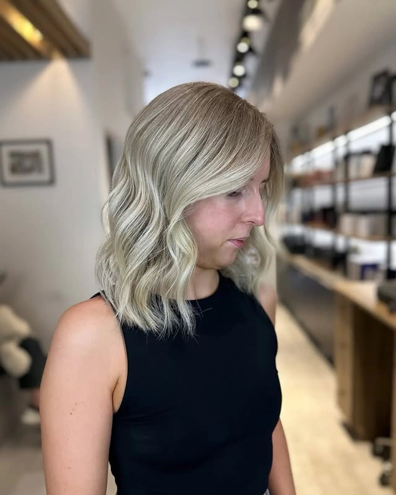 Collarbone Cool Blonde Lob With Subtle Waves Collarbone Cool Blonde Lob With Subtle Waves — Trendy Blonde Wavy Hair