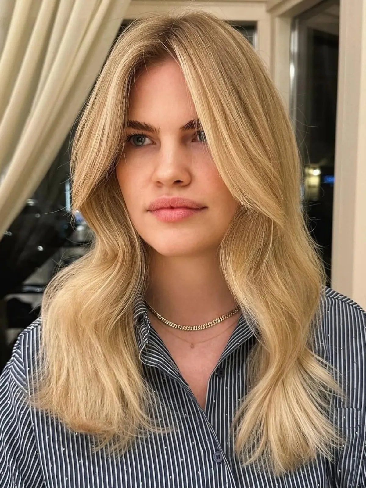 Mid-Back Butter Blonde Waves And Curtain Bangs, Close-Up Take Mid-Back Butter Blonde Waves And Curtain Bangs, Close-Up Take — Trendy Blonde Wavy Hair