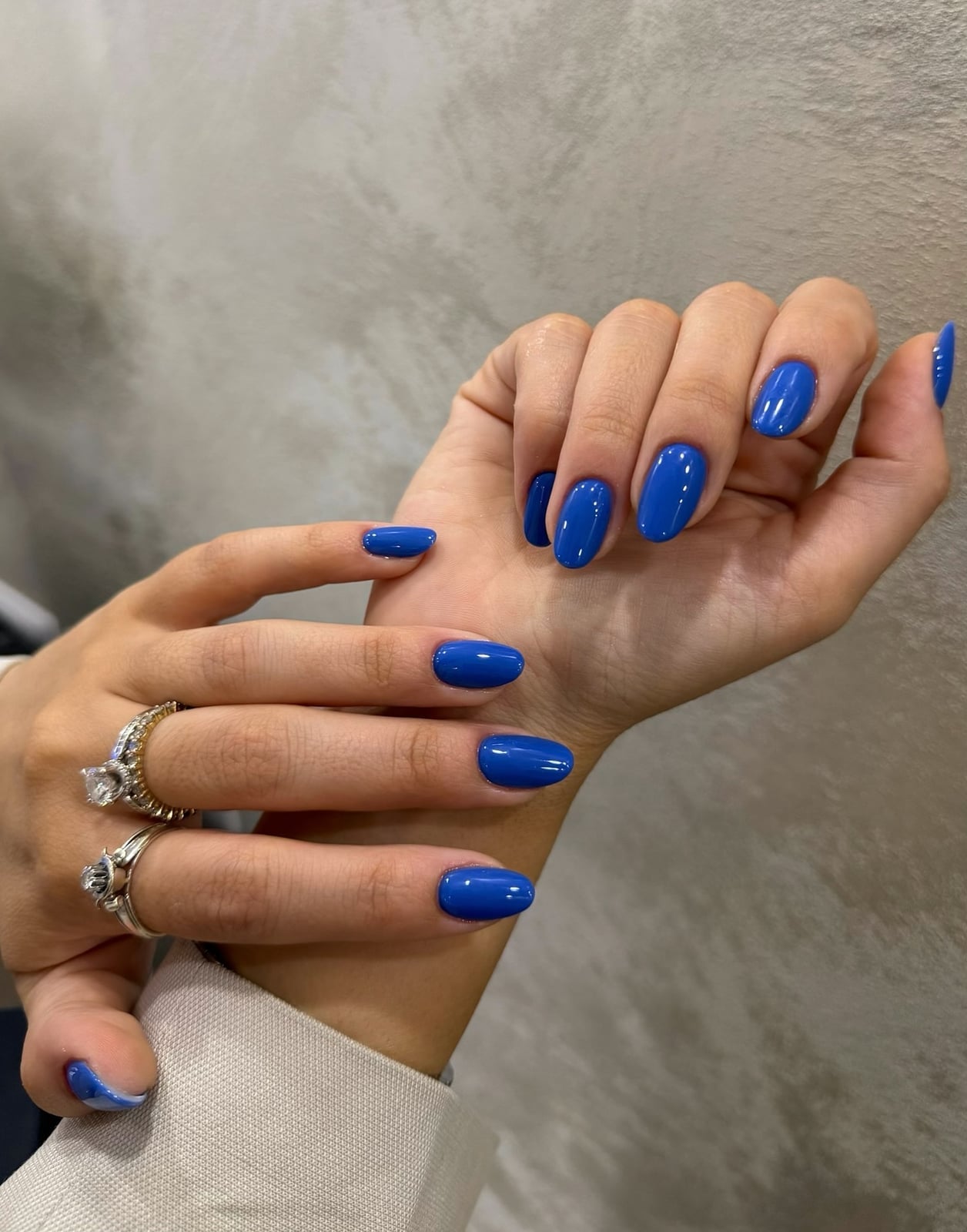Short Almond Vibrant Blue Nails Short Almond Vibrant Blue Nails — Trendy Blue Acrylic Nails