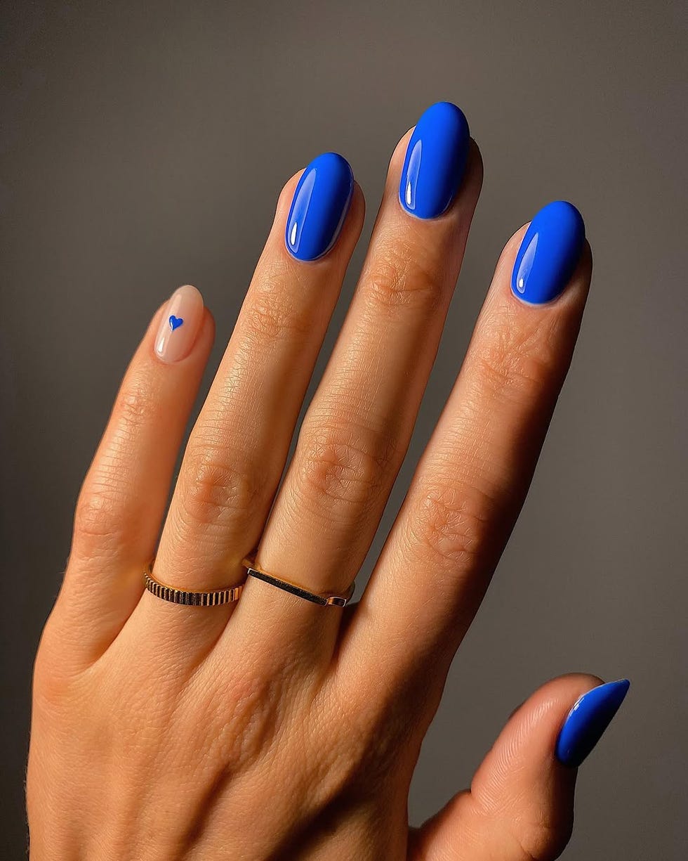Medium Oval Electric Blue Heart Accent Nails Medium Oval Electric Blue Heart Accent Nails — Trendy Blue Acrylic Nails