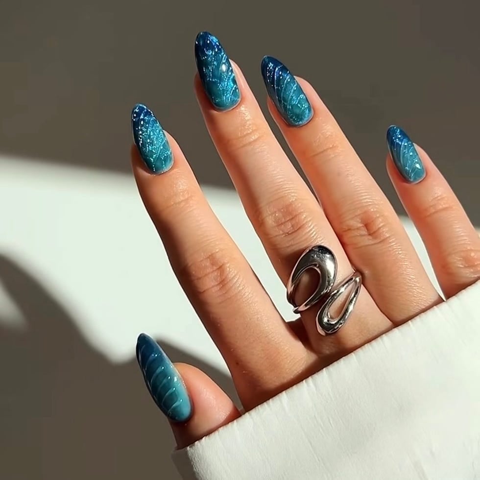 Medium Oval Blue Turquoise Cat-Eye Nails Medium Oval Blue Turquoise Cat-Eye Nails — Trendy Blue Acrylic Nails