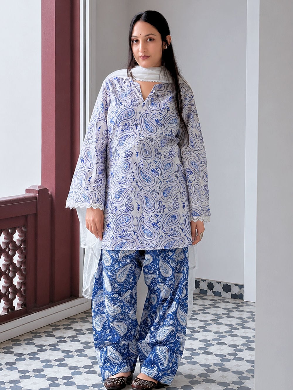 Paisley Print Tunic and Palazzo Pants Set — Trendy Blue and White Outfits
