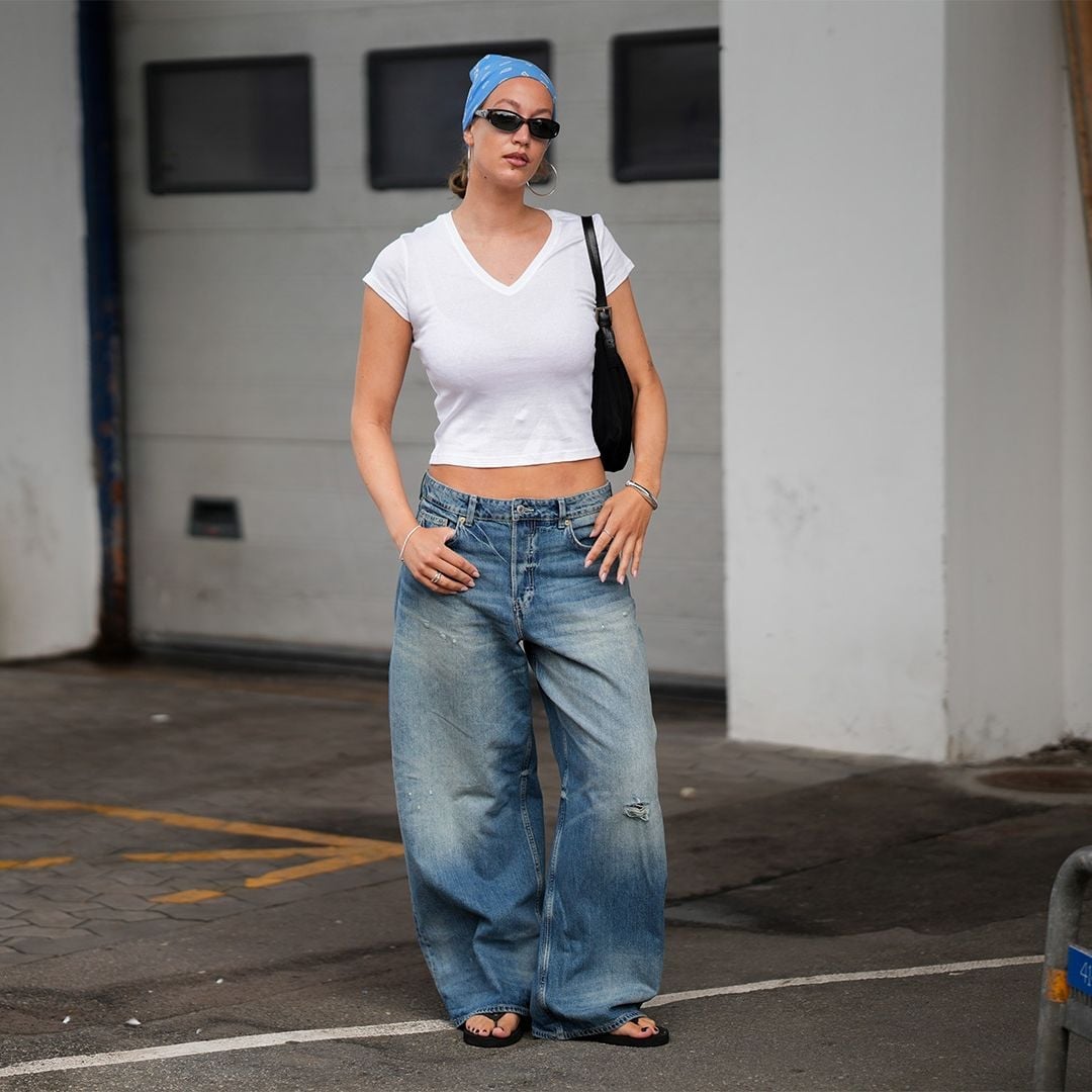 Streetwear Look with Extremely Baggy Light Blue Jeans, Close-Up Take — Trendy Blue Jeans Outfits