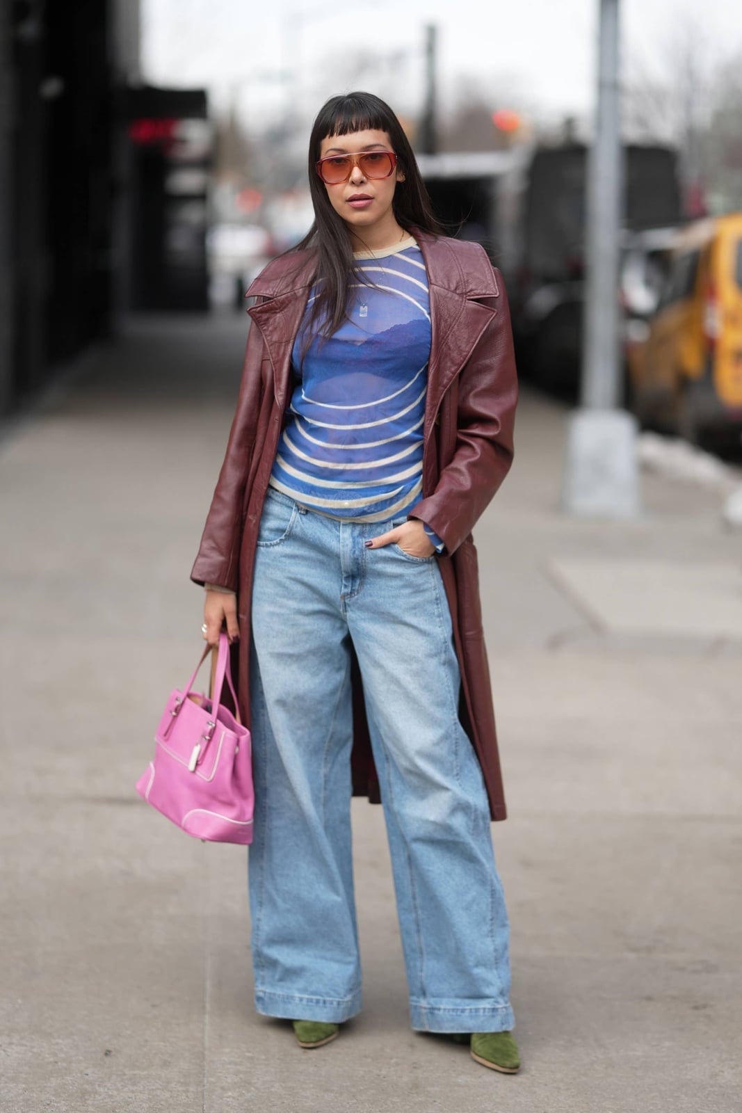 Trendy Street Style Low Rise Baggy Jeans with Leather Trench Coat — Trendy Blue Jeans Outfits