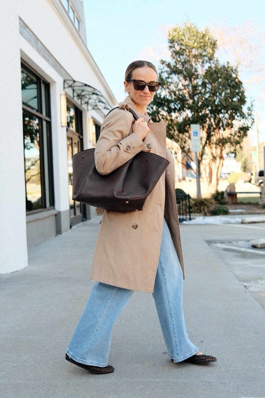 Casual Daytime Wide Leg Jeans with Beige Trench Coat — Trendy Blue Jeans Outfits