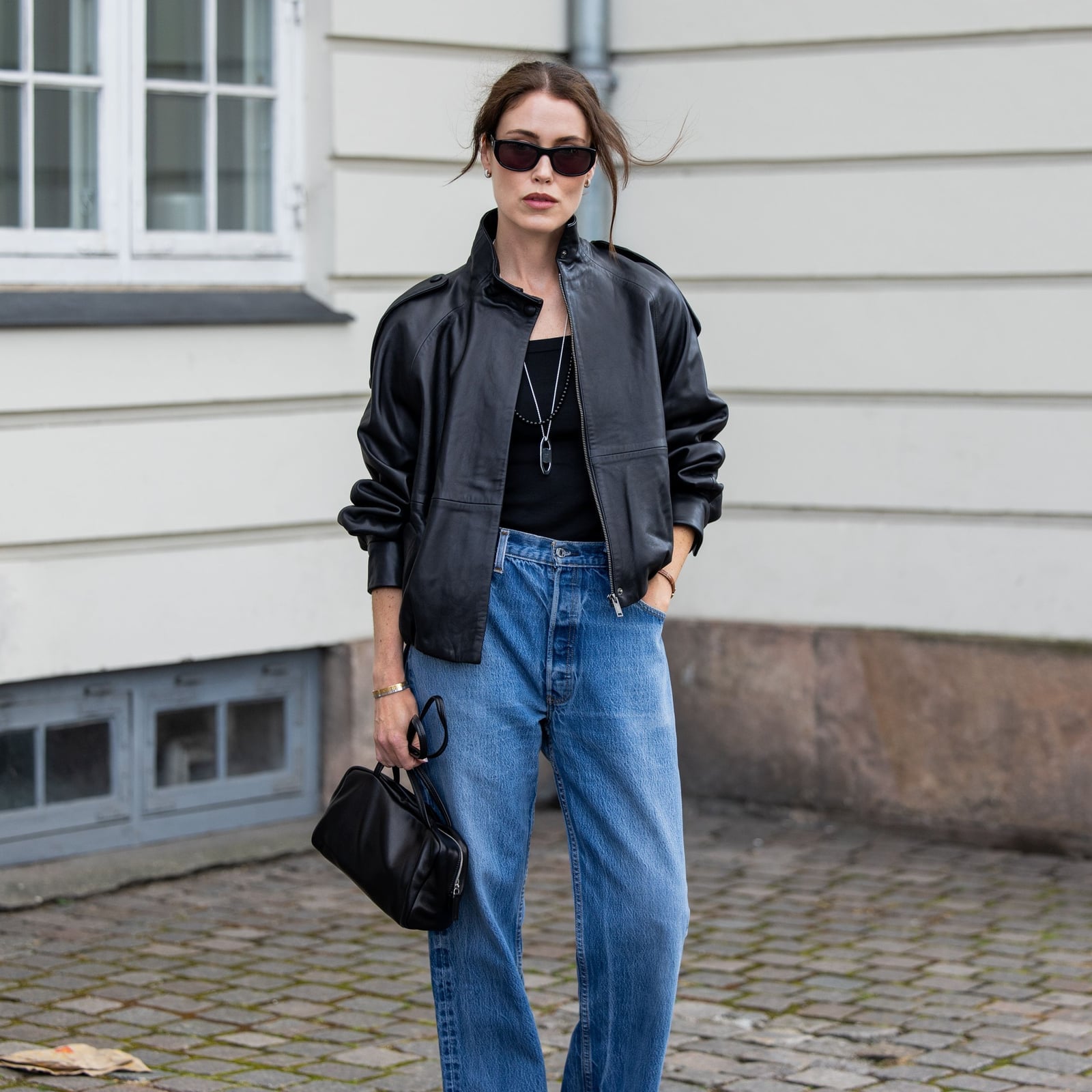 Casual Black Leather Jacket Outfit with Light Wash Straight Leg Jeans — Trendy Blue Jeans Outfits
