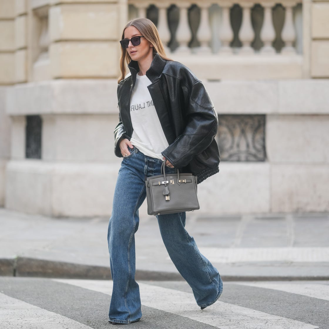 Street Style with Dark Blue Flared Jeans and Graphic T-Shirt — Trendy Blue Jeans Outfits