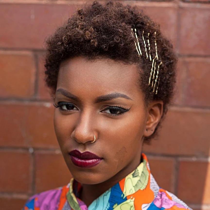 Short Afro Dark Brown Blonde Highlights Gold Pins — Trendy Bobby Pins Hairstyles