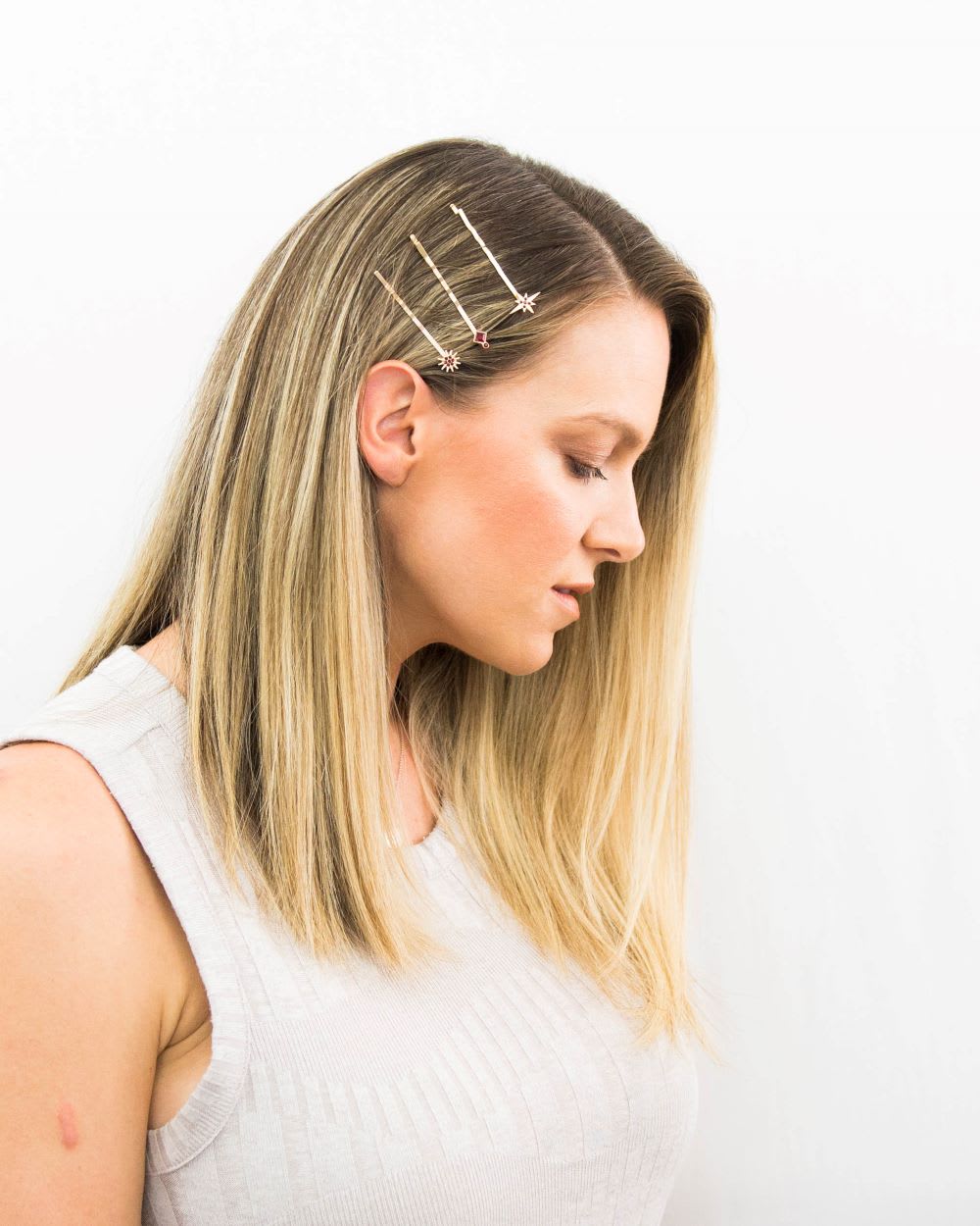 Straight Blonde Collarbone Cut With Star Bobby Pins — Trendy Bobby Pins Hairstyles