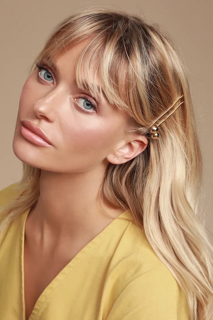 Blonde Collarbone Waves With Single Gold Pin — Trendy Bobby Pins Hairstyles