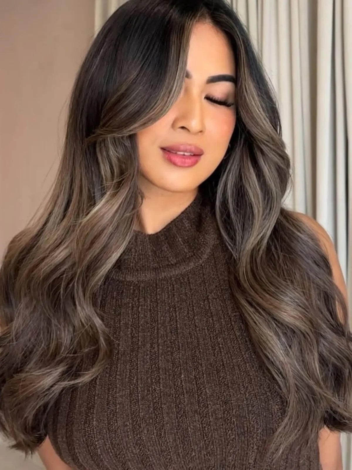 Mid-Back Dark Brown With Face-Framing Blonde Layers — Trendy Brown Hair with Blonde Highlights