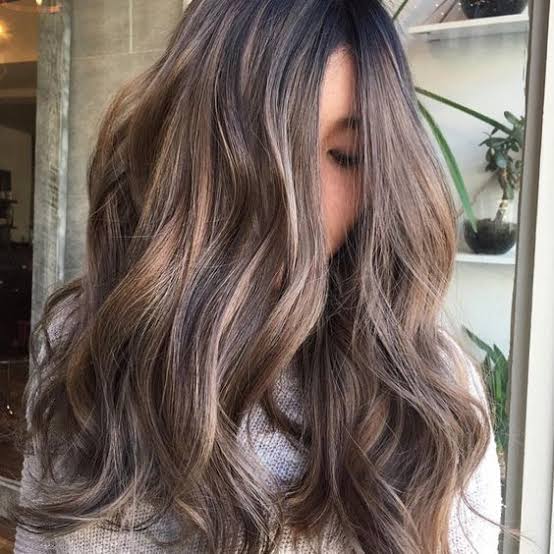 Collarbone Dark Brown With Face-Framing Blonde Highlights — Trendy Brown Hair with Blonde Highlights