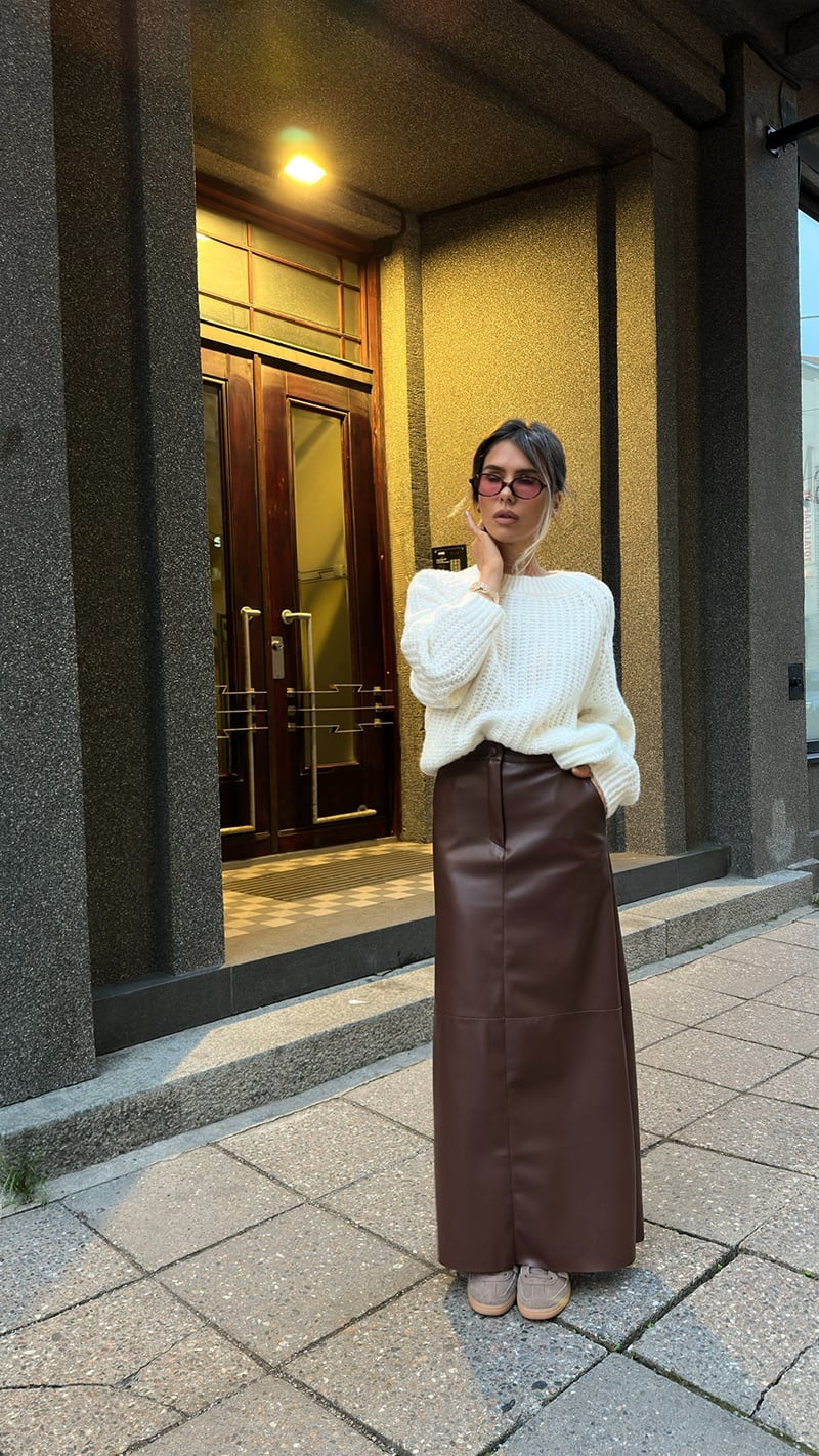 Brown Leather Maxi Skirt with Oversized White Knit Sweater Brown Leather Maxi Skirt with Oversized White Knit Sweater — Trendy Brown Leather Skirt Outfit