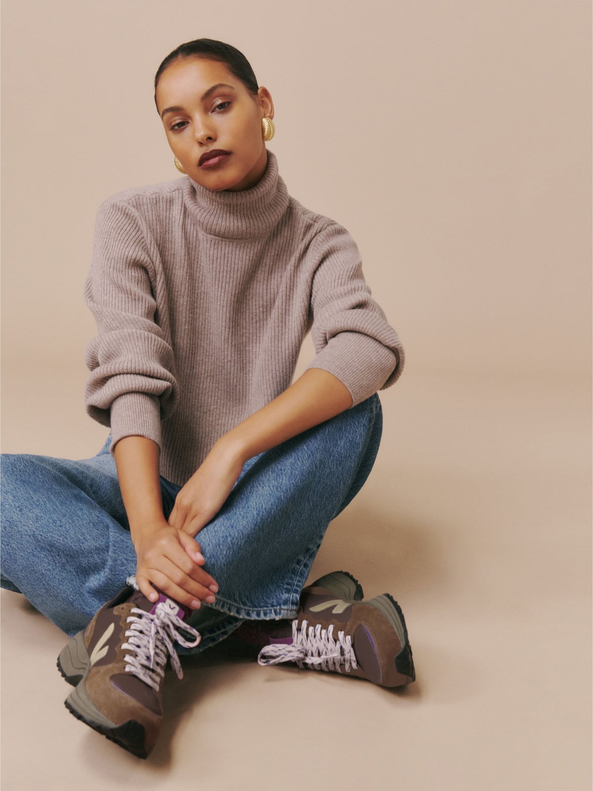 Brown Sneakers with Blue Jeans and Turtleneck — Trendy Brown Sneakers Outfit