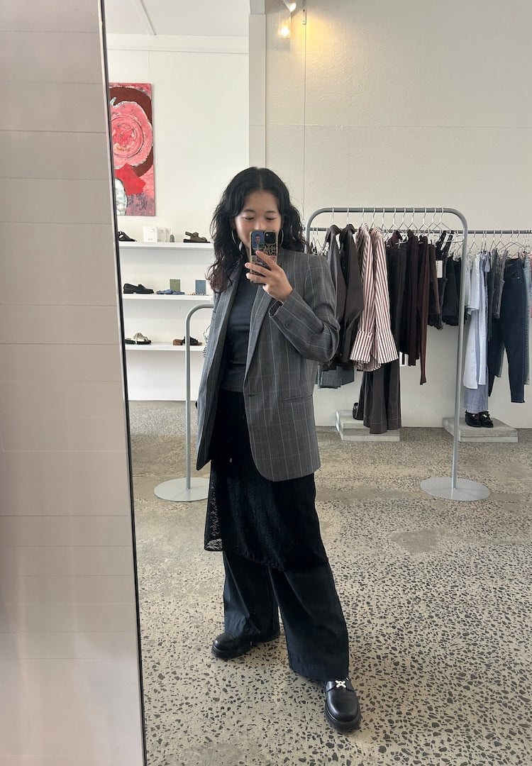 Oversized Grey Plaid Blazer with Turtleneck and Wide-Leg Trousers Oversized Grey Plaid Blazer with Turtleneck and Wide-Leg Trousers — Trendy Business Professional Outfits