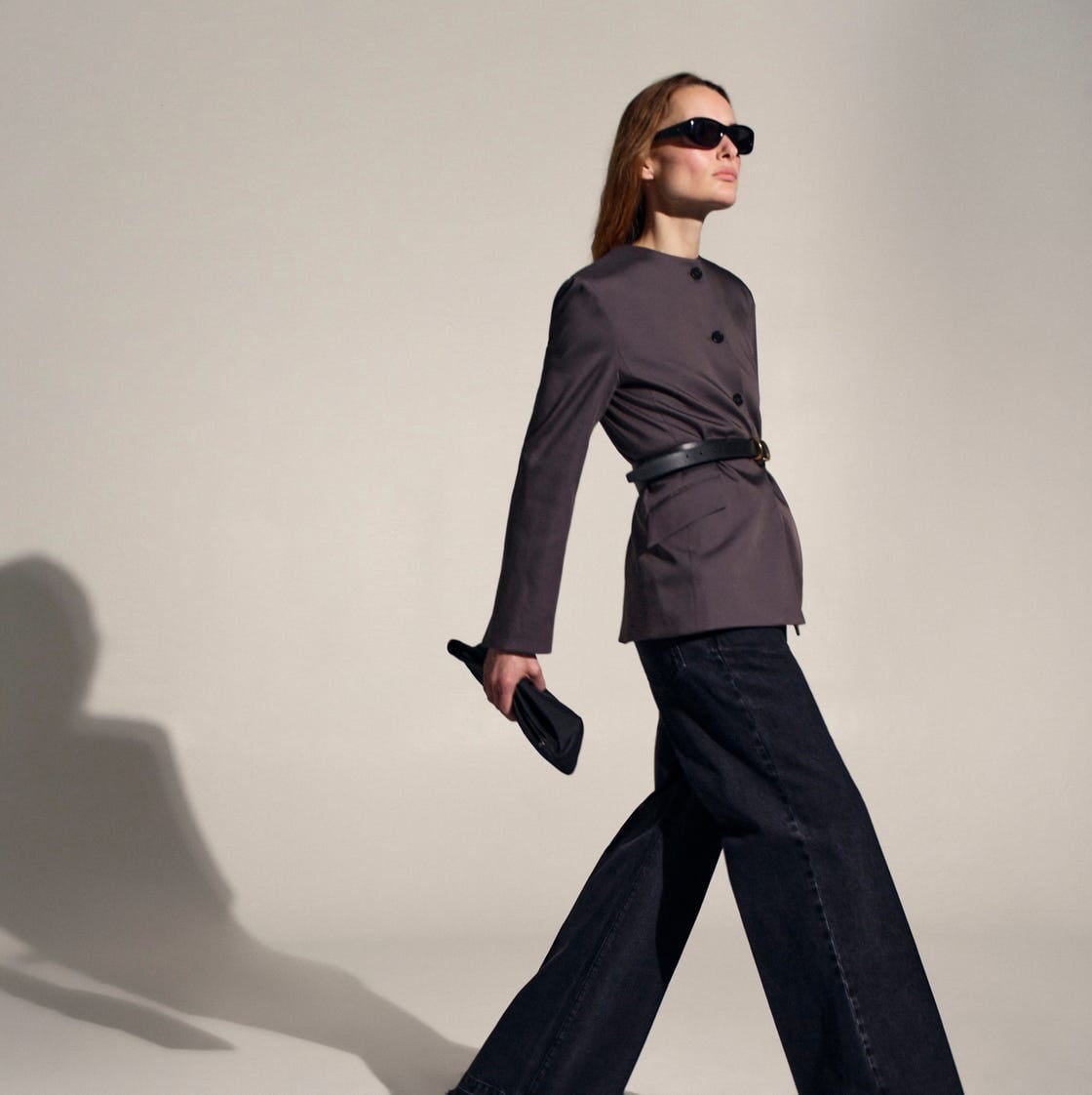 Fitted Grey Blazer with Dark Blue Top and Wide-Leg Jeans Fitted Grey Blazer with Dark Blue Top and Wide-Leg Jeans — Trendy Business Professional Outfits