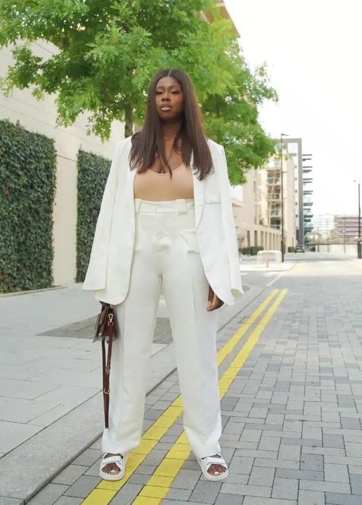 All-white Ensemble with Wide-Leg Trousers and Oversized Blazer All-white Ensemble with Wide-Leg Trousers and Oversized Blazer — Trendy Business Professional Outfits
