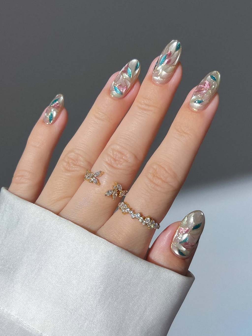 Pale Gold Cat Eye with Petal Art Short Almond Nails — Trendy Cat Eye Nail Art