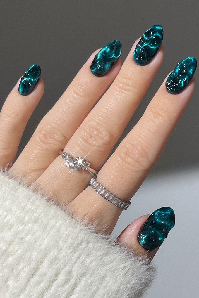 Dark Teal Emerald Cat Eye Medium Oval Nails — Trendy Cat Eye Nail Art