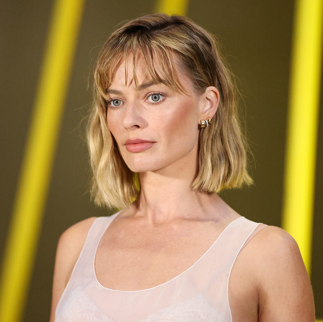 Blonde Bob With Curtain Bangs Wavy Blowout Blonde Bob With Curtain Bangs Wavy Blowout — Trendy Chin Length Hair
