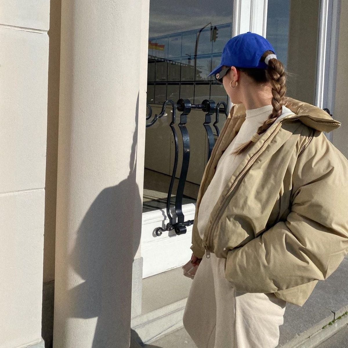 Oversized Puffer Jacket with Turtleneck and Baseball Cap — Trendy College Outfits
