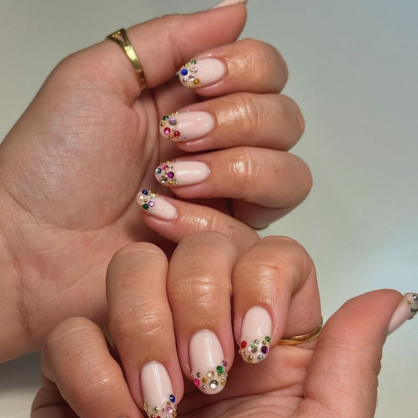 Short Oval Nude Rhinestone Accent Nails Short Oval Nude Rhinestone Accent Nails — Trendy Colorful Nails
