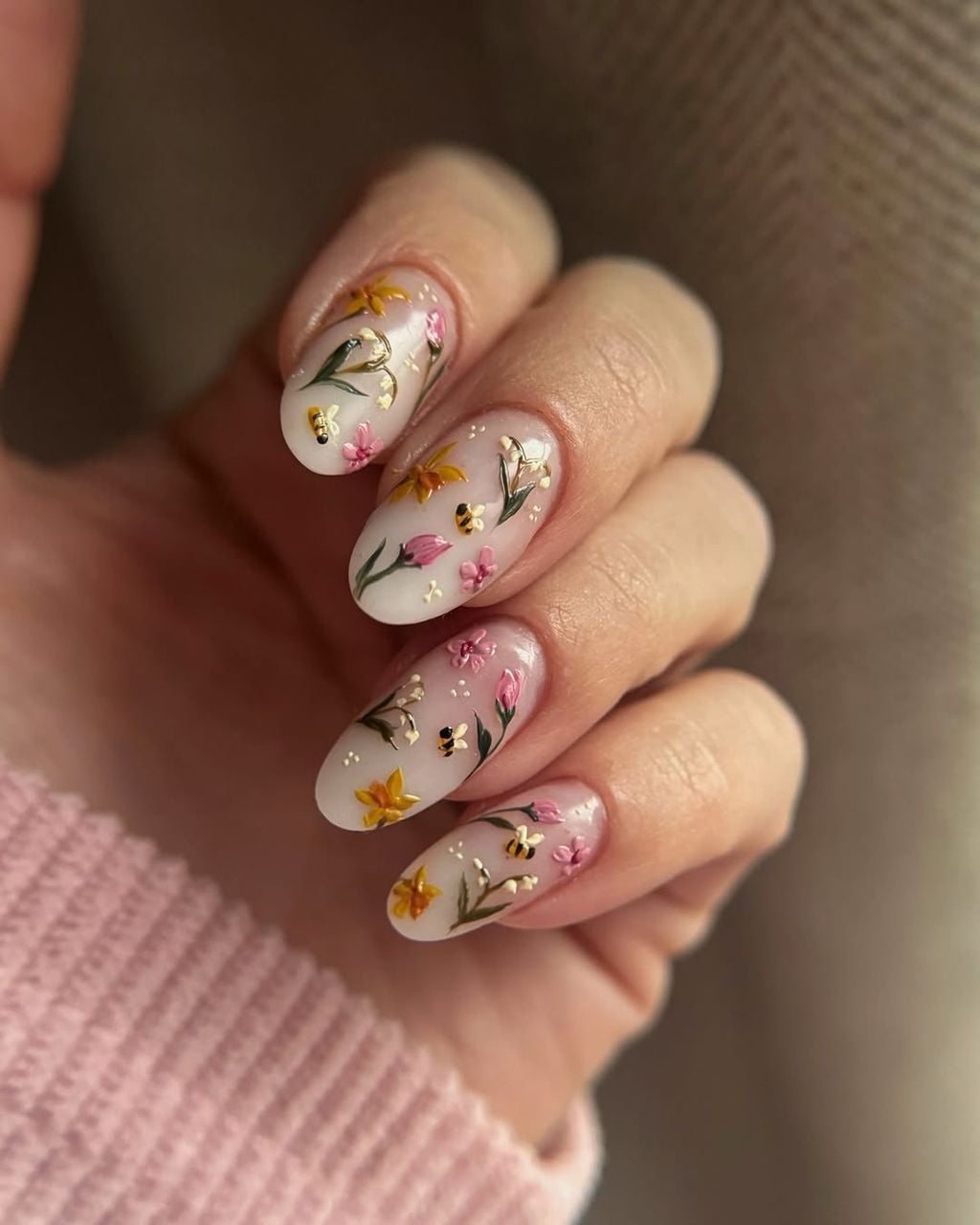 Medium Oval Floral Bee Nails Medium Oval Floral Bee Nails — Trendy Colorful Nails